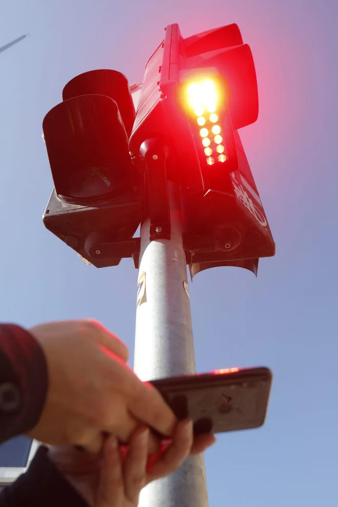 Semafor v Zegrebu, ki opozorilno sveti tudi navzdol za tiste, ki ne morejo brez gledanja v ekran mobija. FOTO: Tomislav Kristo / Cropix