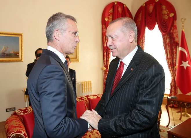 Generalni sekretar Nata Jens Stoltenberg je prejšnji teden v Istanbulu opozoril na nevarnost nadaljnjega zaostrovanja v regiji in še več trpljenja ljudi. Foto: Reuters