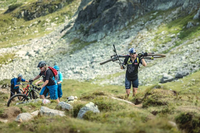 Včasih je treba vzeti kolo v roke. FOTO: Dejan Ogrinec