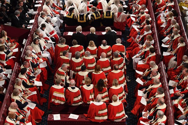 Člani lordske zbornice in gosti v nabito polnem zgornjem domu britanskega parlamenta. Foto Victoria Jones / Afp