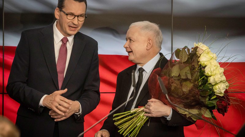 Fotografija: Vodja stranke PiS Jarosław Kaczyński (desno) in poljski premier Mateusz Morawiecki. Foto: Wojtek Radwanski/Afp