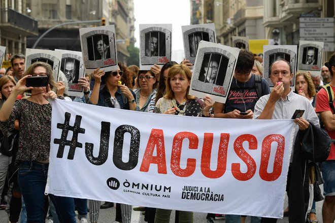 Takoj ko so bile znane razsodbe, so Katalonci solidarnostno preplavili posamezne ulice v Barceloni in blokirali nekatere ceste. Foto: Lluis Gene/Afp