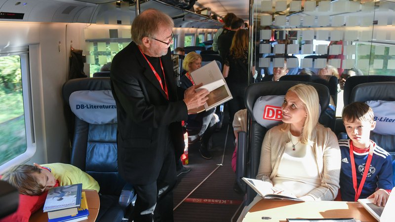 Fotografija: Norveška kronska princesa Mette-Marit s pisateljem Josteinom Gaarderjem, avtorjem globalne uspešnice Zofijin svet, na vlaku literature. Foto AFP