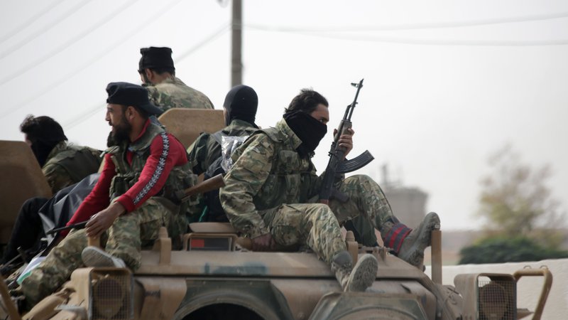 Fotografija: Turške sile s pomočjo svojih podizvajalcev iz vrst bolj ali manj propadlih sirskih uporniških milic stopnjujejo pritisk na ključna mesta na severovzhodu Sirije. Foto: Bakr Alkasem/Afp