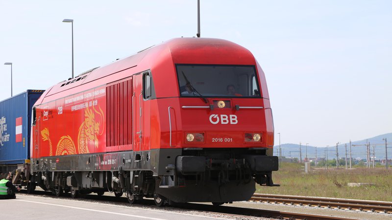Fotografija: Tovorni vlak od Švedske do Dunaja vozi 24 ur, iz Avstrije skozi Slovenijo, Hrvaško, Srbijo in Bolgarijo pa več dni. Foto Reuters
