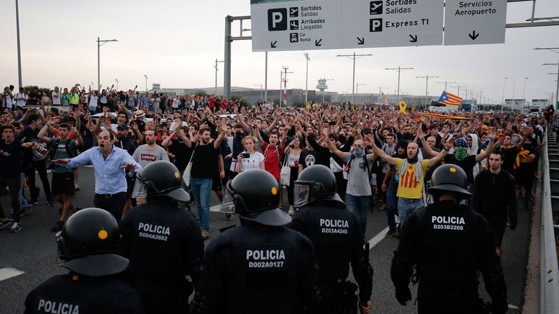 Fotografija: Protestniki so po razglasitvi sodbe madridskega sodišča med drugim zablokirali avtocesto do barcelonskega letališča El Prat. FOTO: Pau Barrena/AFP