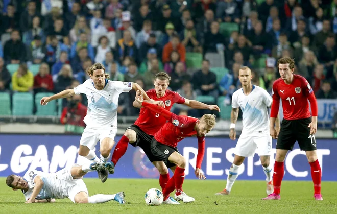 Slovenska nogometna reprezentanca je imela preveč nihanj skoz celotne kvalifikacije, da bi se lahko uvrstila na evropsko prvenstvo. FOTO: Roman Šipić/Delo
