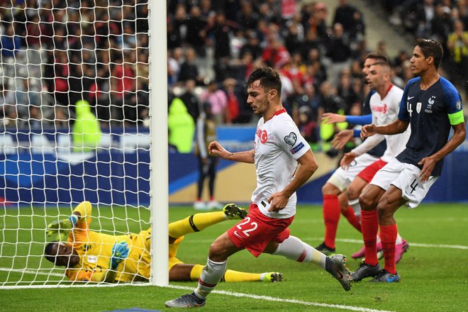 Turški branilec Kaan Ayhan je izenačil in sprožil val navdušenja med turškimi navijači na pariškem Stade de France. FOTO: AFP