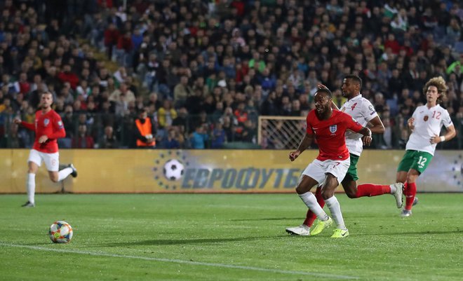 Raheem Sterling je v Sofiji zabil dva gola, skupaj v kvalifikacijah že sedem. FOTO: Reuters