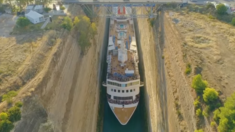 Fotografija: Med potjo križarke, ki jo je vlekel vlačilec, je bilo kdaj na obeh straneh ladje le po 0,7 metra prostora, so objavili pri podjetju Olsen Cruise Lines. FOTO: Youtube