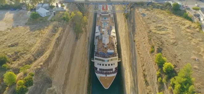 Med potjo križarke, ki jo je vlekel vlačilec, je bilo kdaj na obeh straneh ladje le po 0,7 metra prostora, so objavili pri podjetju Olsen Cruise Lines. FOTO: Youtube