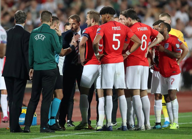 Angleški selektor Gareth Southgat in njegovi igralci so ob polčasu opozorili hrvaškega sodnika Ivana Bebeka na posledice neprimernih vzklikov bolgarskih navijačev. FOTO: Reuters