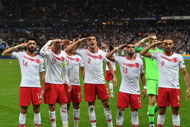 Vojaški pozdrav turških reprezentantov ob koncu tekme proti Franciji. FOTO: Alain Jocard/AFP