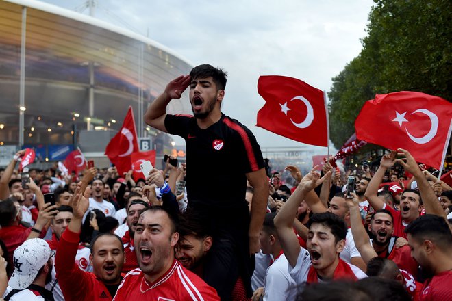 Turški navijači so enak pozdrav uporabljali že pred začetkom tekme med Turčijo in Francijo. FOTO: Lucas Barioulet/AFP
