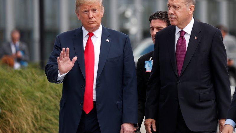 Fotografija: Predsednik ZDA Donald Trump je pripravljen »hitro uničiti turško gospodarstvo«, če bo Recep Tayyip Erdoğan še naprej hodil »po tej nevarni poti«. FOTO: Reuters
