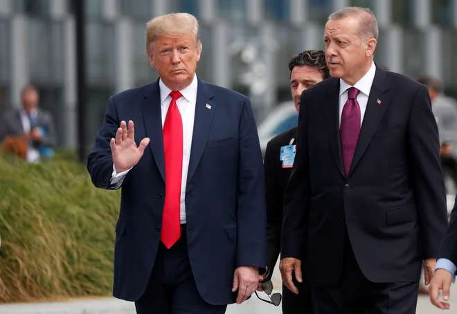 Predsednik ZDA Donald Trump je pripravljen &raquo;hitro uničiti turško gospodarstvo&laquo;, če bo Recep Tayyip Erdoğan še naprej hodil &raquo;po tej nevarni poti&laquo;. FOTO: Reuters