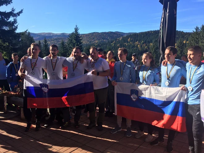 Slovenija je osvojila pokal za skupno drugo mesto, ki ga je prevzela načelnica Mladinske komisije PZS Ana Suhadolnik. (foto Robert Belec)