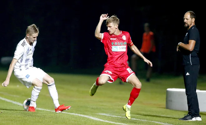 Matic Vrbanec (desno) je eden od najboljših zveznih igralcev v 1. SNL. FOTO: Roman Šipić/Delo