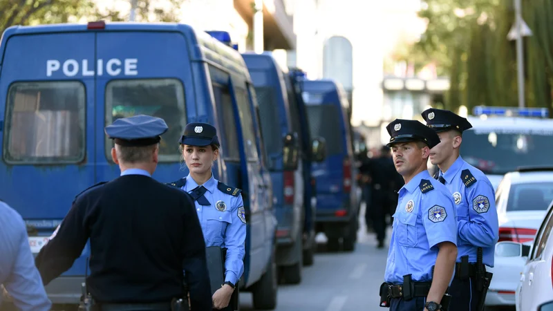 Kosovska policija je zavarovala lokacijo, kjer so uradniki državne volilne komisje po odprtju volilnih skrinjic iz Srbije prijavili zdravstvene težave. FOTO: Armend Nimani/AFP