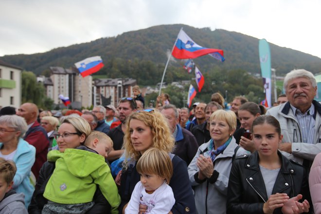Na mestni ploščadi v Zagorju so vihrale slovenske zastave v čast Primožu Rogliču. FOTO: Jože Suhadolnik