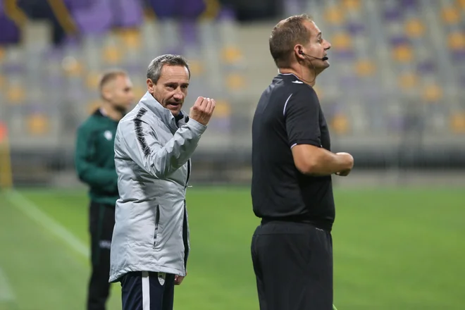 Selektor Primož Gliha nenehno bodri svoje adute ob robu igrišča. FOTO: Tadej Regent
