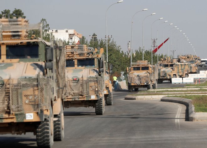 Konvoj turških vojaških vozil pri Ceylanpinarju. FOTO: Reuters