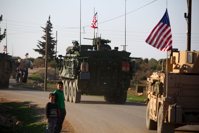 Arhivska fotografija ameriškega vojaškega konvoja na severu Sirije. FOTO: AFP