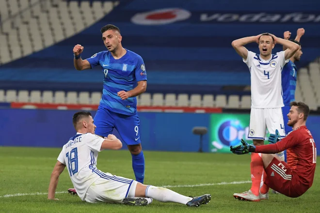 Andan Kovačević (levo) je z avtogolom bržčas razblinil upe BiH o uvrstitvi na EP preko kvalifikacij. FOTO: AFP