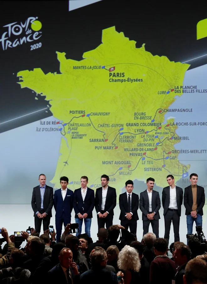 Christopher Froome, Egan Bernal, Steven Kruijswijk, Thibaut Pinot, Caleb Ewan, Julian Alaphilippe, Warren Barguil in Romain Bardet pred zamljevidom Toura 2020. FOTO: Reuters