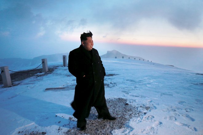 Takole se je v usnjenih črnih čevljih na goro povzpel aprila 2015. FOTO: KCNA/Reuters