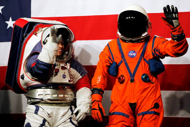 Kristine Davis in Dustin Gohmert v skafandrih za na Luno in za kapsulo Orion. FOTO: Carlos Jasso/Reuters