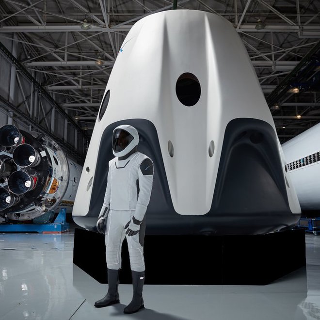Pri Nasi seveda stavijo predvsem na funkcionalnost oblek, medtem ko pri zasebnikih – to je skafander podjetja SpaceX – gledajo tudi na eleganco. FOTO: Spacex
