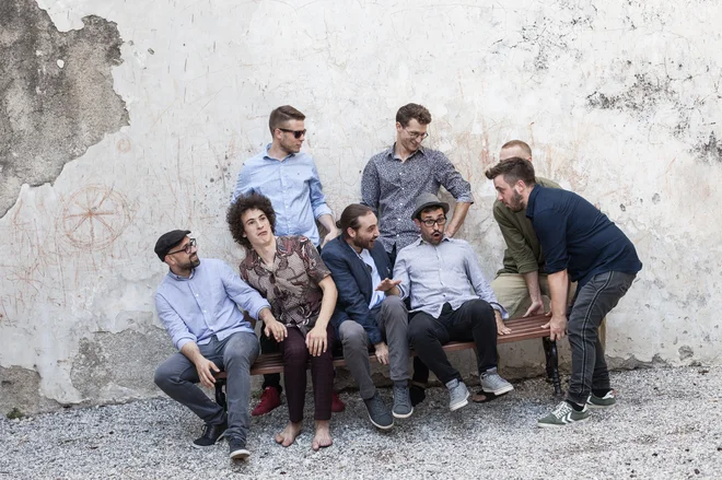 Člani skupine Balkan Boys so Rok Nemanič (glas, trobenta), Andrej Štrekelj (trobenta), Tomaž Zevnik (klarinet), Matija Marion (saksofon), Emir Ibrakić (kitara), Nejc Poljanec (harmonika), Ilj Pušnik (kontrabas) in Uroš Nemanič (bobni).<br />
Foto Peter Bajnoci