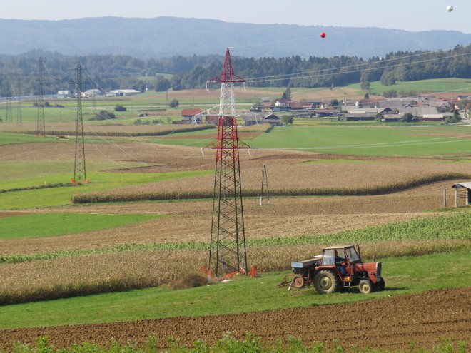 Daljnovod 2 x 110 kV bo izboljšal kakovost elektrike tudi na območju ivanške občine. FOTO: Bojan Rajšek/Delo