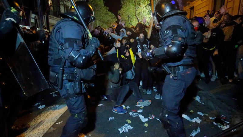Fotografija: Protestniki so se med demonstracijami zaradi sodne kazni, ki je bila izrečena nekdanjim katalonskim voditeljem, spopadli s katalonsko regionalno policijo 'Mossos D'Esquadra', potem ko je na tisoče aktivistov za neodvisnost vdrlo na letališče v Barceloni. FOTO: Pau Barrena/AFP