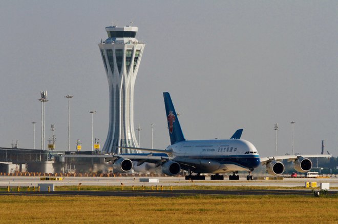 Novo letališče v Pekingu bo razbremenilo že obstoječe, ki je zaradi rastočega potniškega prometa začelo pokati po šivih. FOTO: Jason Lee/Reuters