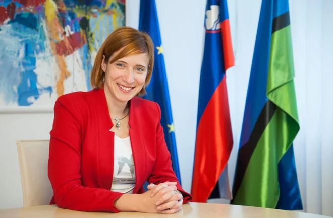 Trboveljska županja Jasna Gabrič je občinsko glasilo, v katerem je objavljen tudi tristranski intervju z njo, razposlala tudi v sosednje občine.<br />
Foto Arhiv občine