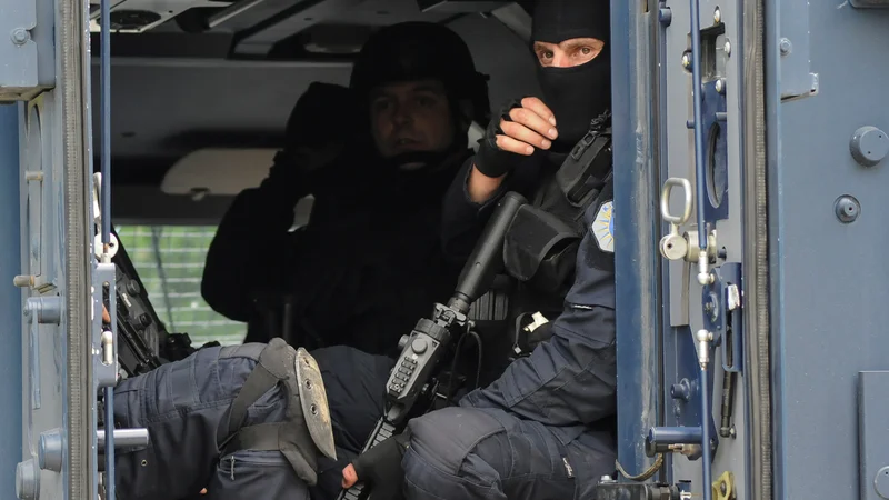 Fotografija: Na sever Kosova je danes vdrlo več kot sto do zob oboroženih pripadnikov posebnih enot kosovske policije z oklepnimi vozili. FOTO: Laura Hasani/Reuters