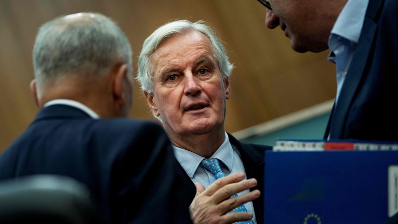 Fotografija: »Delamo, delamo,« je Michel Barnier dejal ob odhodu s sestanka z veleposlaniki članic EU. Pogajanja se bodo torej še nadaljevala. FOTO: Kenzo Tribouillard/AFP