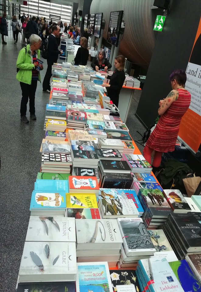 Norvežani na sejmu prodajajo večino od svojih 250 novih knjig v nemškem prevodu. Foto Igor Bratož