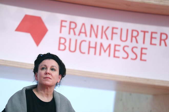 »Verjamem v literaturo, ki ljudi združuje,« je v Frankfurtu na otvoritveni novinarski konferenci povedala Olga Tokarczuk. Foto Reuters