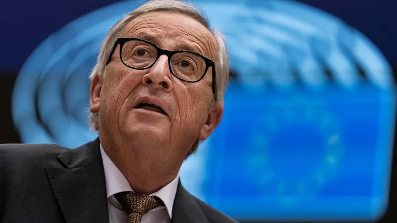 Fotografija: Jean-Claude Juncker bi moral končati delo v palači Berlaymont konec meseca, a zaradi zapletov z novimi komisarji bo še nekaj časa ostal na položaju. FOTO: Kenzo Tribouillard/AFP