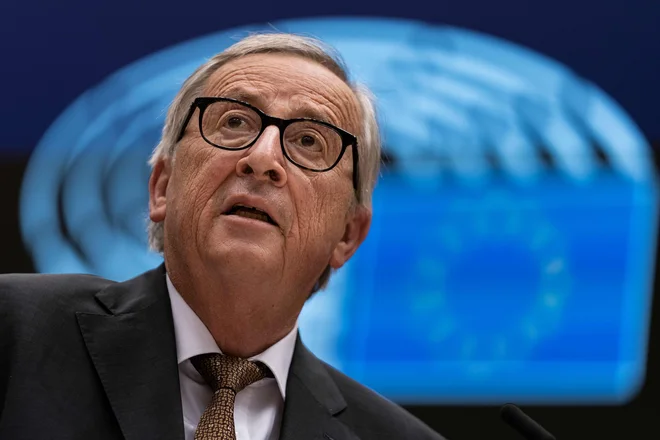 Jean-Claude Juncker bi moral končati delo v palači Berlaymont konec meseca, a zaradi zapletov z novimi komisarji bo še nekaj časa ostal na položaju. FOTO: Kenzo Tribouillard/AFP