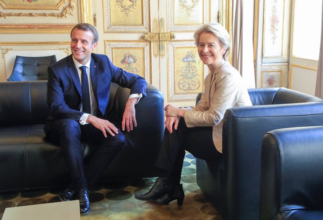 Emmanuel Macron in Ursula von der Leyen sta v ponedeljek opravila pogovore v Elizejski palači.  FOTO: Reuters