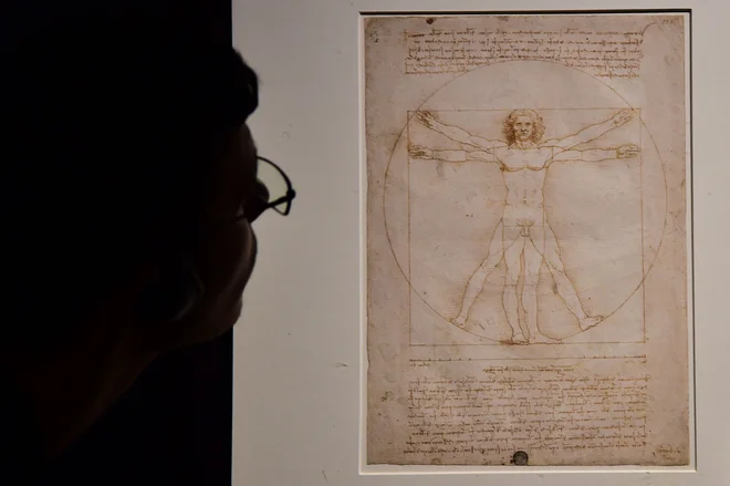 Lenardo da Vinci je risbo&nbsp;Proporci človeškega telesa po Vitruviju, znano tudi kot&nbsp;Vitruvijski človek, ustvaril okoli leta 1490. FOTO: Giuseppe Cacace/AFP