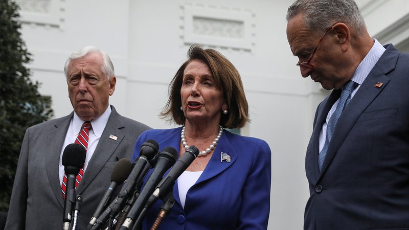 Fotografija: Demokratska predsednica predstavniškega doma Nancy Pelosi s kolegoma Stenyjem Hoyerjem in Chuckom Schumerjem po srečanju v Beli hiši. FOTO: Leah Millis Reuters