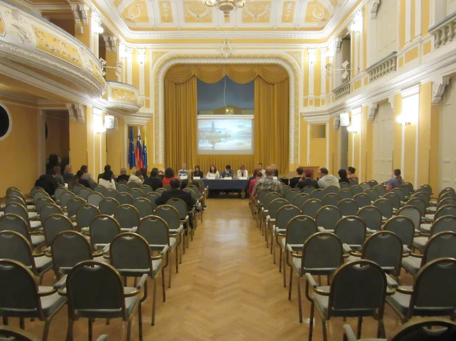 Pozno informiranje staršev, nekateri so na dan sestanka šele izvedeli zanj, in več desetletij zanikanja problema onesnažanja sta verjetno glavna vzroka, zakaj je dvorana Narodnega doma sinoči skoraj samevala. FOTO: Špela Kuralt/Delo