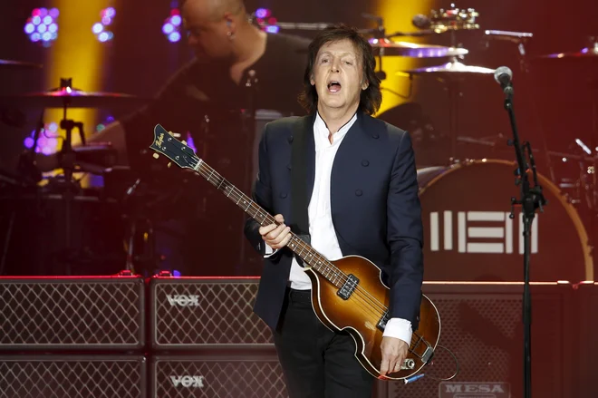 McCartney igra Höfnerjevo kitaro še zdaj (posnetek s koncerta leta 2017). FOTO: Benoît Tessier/Reuters