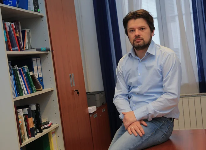 Boštjan Brezovnik, izredni profesor UM, meni, da želijo nekateri z diskreditacijo njega osebno zavreti proces ustanovitve pokrajin. FOTO: Tadej Regent