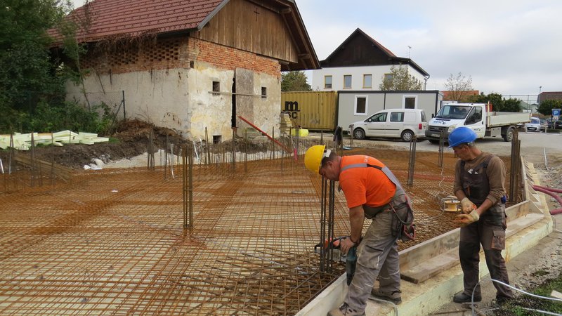Fotografija: Prihodnji teden bodo gradbinci vlili betonsko ploščo bodočega interpretacijskega centra. FOTO: Bojan Rajšek/Delo